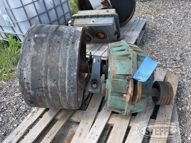 Head drive gear box and pulley